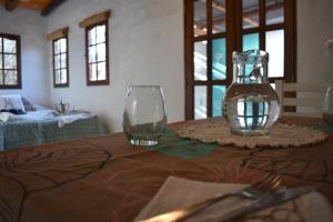 卡皮特里亚Luz de Cabaña的一张桌子,上面有玻璃花瓶,叉子和刀子