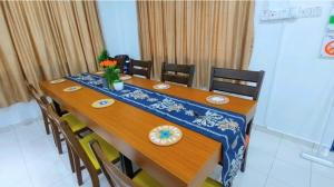 哥打京那巴鲁Kota Kinabalu Sabah City Homestay的一张带蓝白桌布的餐桌