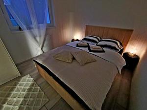 奥西耶克GOLDEN - self CHECK IN的卧室内的一张大床,设有窗户