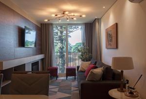 格拉玛多Cityhome Bav Residenz Gramado的带沙发和壁炉的客厅