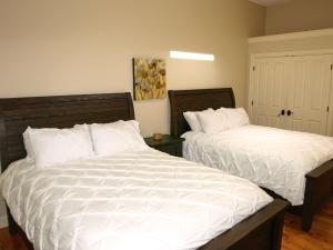 WashingtonCornerstone Inn的卧室内两张并排的床