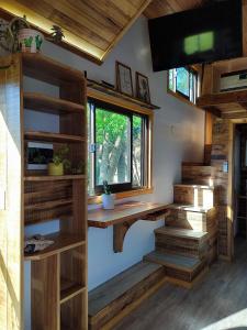 蒙特卡洛Tiny House Nativa的客厅设有木制楼梯和窗户