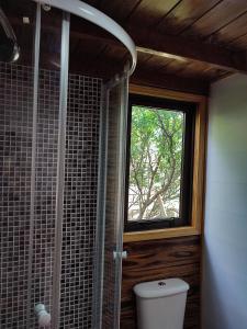 蒙特卡洛Tiny House Nativa的一间带卫生间和窗户的浴室