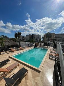 圣徒皮特海滩假日岛度假酒店的大楼内一个带躺椅的游泳池