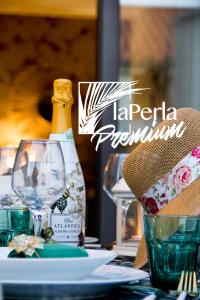 桑亨霍LaPerla Premium的一张桌子上坐着一瓶葡萄酒和一杯