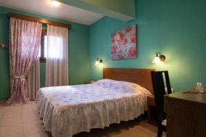 圣尼古拉奥斯Vetrinos Apartments的一间卧室设有一张大床和一个窗户。