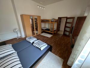 布拉格老城区公寓的配有一张床和两张双层床的房间