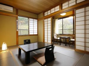 高山游传统日式旅馆的客房设有桌椅和窗户。