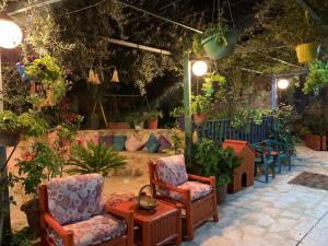 杰拉什بيت الطبيعة nature house的庭院配有桌椅和植物