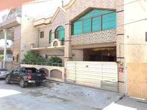 New MīrpurC4 Mirpur City AJK Overseas Pakistanis Villa - Private House & Car Parking的停在房子前面的一辆黑色卡车