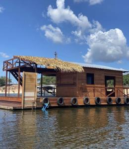 马瑙斯Casa Flutuante - Experiência única的船上的房子