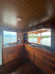 马瑙斯Casa Flutuante - Experiência única的船上的厨房,设有两个大窗户