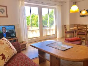 格洛韦Ein-Steinwurf-zum-Ostseestrand-Ferienwohnung-Martha-mit-Terrasse的客厅配有咖啡桌和电视