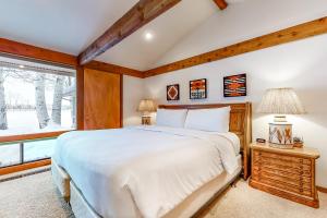 提顿村Golf Creek 32的一间卧室设有一张大床和一个窗户。