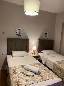 泰基尔达没问题阿尔卡亚汽车旅馆的一间设有两张床铺和毛巾的房间