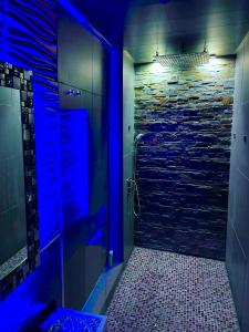 瓦朗西纳loveroom21的带淋浴的浴室(带蓝色灯光)