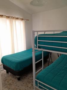 巴伊亚英格莱萨Cabanas bahia inglesa的一间卧室设有两张双层床和一扇窗户。