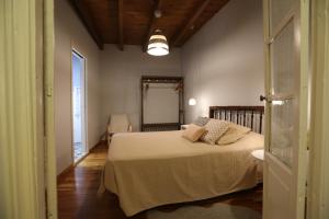 AlaejosCasa Rural La Chiquitita的一间卧室配有带枕头的床