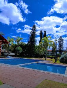 阿瓜斯卡连特斯HOTEL SAN MARCOS的蓝色天空的院子中的游泳池