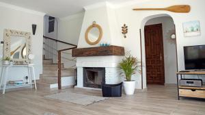 马贝拉Casa Blue Vista, beachside villa的客厅设有壁炉和电视。