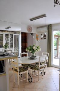 索尔格河畔利勒Villa avec piscine chez Raphaële的厨房以及带桌椅的用餐室。