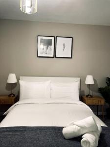 阿伯丁Stunning 2-Bed Apart in the heart of Aberdeen*的一间卧室配有一张带两盏灯的大型白色床。