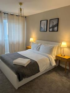 阿伯丁Stunning 2-Bed Apart in the heart of Aberdeen*的一间卧室配有一张带两盏灯的大型白色床。