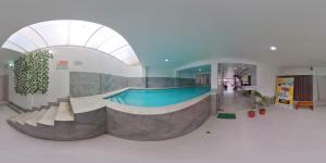 阿塔卡梅斯HOTEL MAESJHU的一座建筑物中央的游泳池