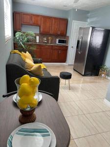坦帕The Citrus Guesthouse in Tampa的客厅配有桌子和冰箱