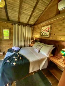 大普拉亚Pousada & Camping Nativos dos Canyons的小木屋内一间卧室,配有一张床