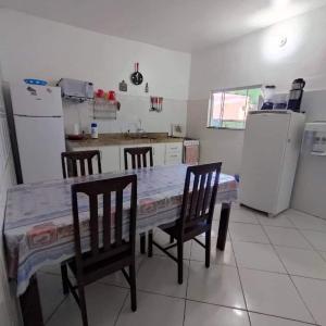 阿拉亚尔-杜卡布Space Hostel , quartos privativos的厨房配有桌椅和冰箱。