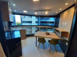萨尔瓦多Apartamento Estilo Prime的一个带木桌和椅子的小厨房