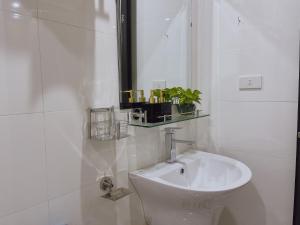 宁平Tam Coc Viet Ha Homestay的白色的浴室设有卫生间和水槽。