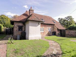 ChisletBrew Cottage的一座带草地庭院的小砖屋