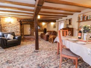 ChisletBrew Cottage的客厅配有桌子和沙发