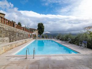 Historic farmhouse with swimming pool in Michelangelo s places内部或周边的泳池