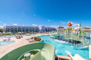 蓬塔卡纳Paradisus Grand Cana, All Suites - Punta Cana -的度假村的游泳池,带水滑梯