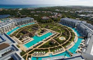 蓬塔卡纳Paradisus Grand Cana, All Suites - Punta Cana -的享有度假村的空中景致