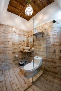 科兰Hotel Boutique Beso de Sal的一间带卫生间和水槽的浴室