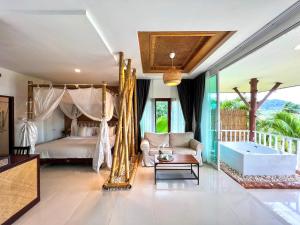 奥南海滩Baan Phuvara Retreat - Romantic Jacuzzi Mountain View Villas的一间卧室配有一张天蓬床和一个浴缸