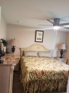 迈尔斯堡Home Sweet Home的一间卧室配有一张大床和两盏灯。