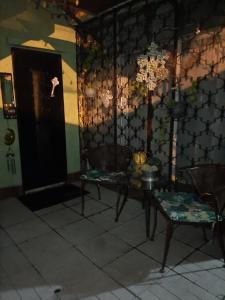 危地马拉Nirvana Hermosa habitación individual e independiente的配有桌椅和吊灯的客房