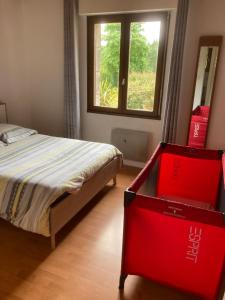 普卢贡旺Maison de campagne de plein pied.的一间卧室配有一张床和一个红色梳妆台