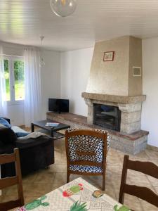 普卢贡旺Maison de campagne de plein pied.的客厅设有壁炉和沙发。