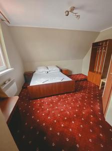 德拉格布拉特Crocus的铺有红地毯的小房间的一个床位