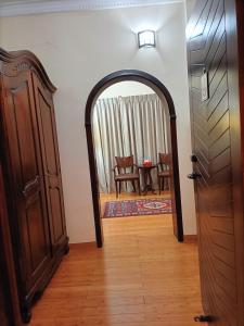 多哈艾卡瑞斯酒店的拱门通往带门的客厅