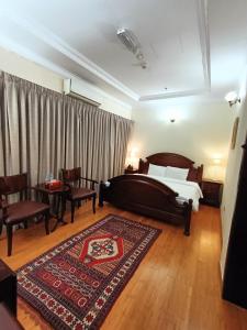 多哈艾卡瑞斯酒店的一间卧室配有一张大床和地毯。