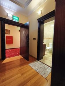 多哈艾卡瑞斯酒店的墙上有标志的房间的敞开的门