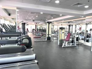 拉斯阿尔卡麦SeaBreeze Apartment - Beachfront & Sea View Al Hamra的健身房拥有许多跑步机和机器