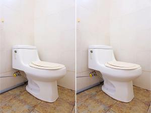 名古屋OYO 91782 Satria Homestay Syariah的浴室内卫生间的两张照片
